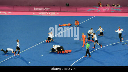 La Germania del campo del giocatore di hockey celebrare dopo aver vinto il Hockey Gold Medal Match tra la Germania e i Paesi Bassi a Londra nel 2012 Giochi Olimpici di Hockey su Prato concorrenza, Londra, Gran Bretagna, 11 agosto 2012. Foto: Jochen Luebke dpa Foto Stock