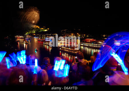 Fuochi d'artificio sono visto sopra gli illuminati Ehrenbreitstein castello alla fine del "Rhein in Flammen" (Reno in fiamme) caso di Coblenza, Germania, 11 agosto 2012. Foto: Thomas Frey Foto Stock