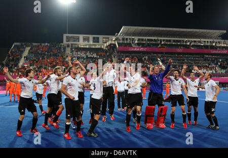 La Germania del campo del giocatore di hockey celebrare dopo aver vinto il Hockey Gold Medal Match tra la Germania e i Paesi Bassi a Londra nel 2012 Giochi Olimpici di Hockey su Prato concorrenza, Londra, Gran Bretagna, 11 agosto 2012. Foto: Christian Charisius dpa Foto Stock