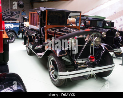 Il 1929 Ford 188 A Fire Department Truck è un veicolo d'emergenza vintage progettato per le operazioni antincendio. Con la sua struttura robusta e le attrezzature specializzate, è stato utilizzato dai vigili del fuoco alla fine degli anni '1920 per la risposta alle emergenze e i servizi di pubblica sicurezza. Foto Stock