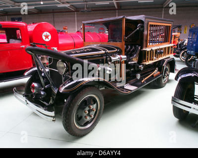 Il 1929 Ford 188 A è un camion dei vigili del fuoco costruito per i servizi di emergenza. È dotato di una struttura resistente e di attrezzature antincendio, tra cui tubi flessibili e serbatoi dell'acqua, che lo rendono un veicolo vitale per i vigili del fuoco alla fine degli anni '1920 Foto Stock
