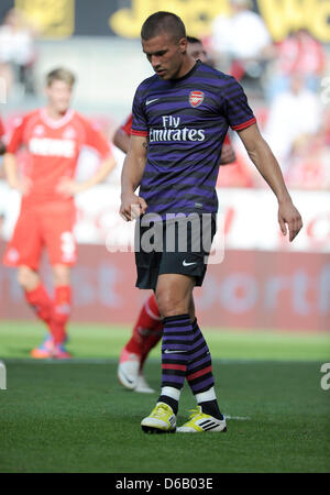 Arsenale di Lukas Podolski reagisce dopo aver segnato il 2:0 da una penalità durante il soccer test match tra 1. FC Colonia e Arsenal FC a RheinEnergieStadion a Colonia, Germania, 12 agosto 2012. Foto: CAROLINE SEIDEL (ATTENZIONE: embargo condizioni! Il DFL permette l'ulteriore utilizzazione delle immagini nella IPTV, servizi di telefonia mobile e altre nuove tecnologie non solo prima di due Foto Stock