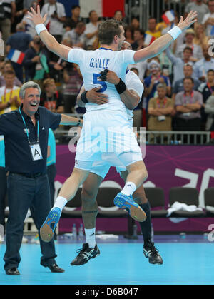 Coach Claude Onesta (L-R), Guillaume Gille e Didier Dinart di Francia festeggia dopo la di Pallamano Gold Medal Match tra la Svezia e la Francia al London 2012 Giochi Olimpici di Londra, Gran Bretagna, 12 agosto 2012. Foto: Christian Charisius dpa +++(c) dpa - Bildfunk+++ Foto Stock