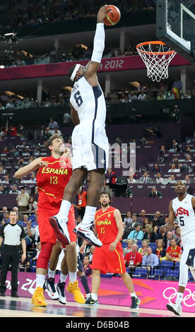 LeBron James e degli Stati Uniti d'America (2-L) in azione contro Marc Gasol (L) della Spagna durante la pallacanestro gioco finale in North Greenwich Arena presso il London 2012 Giochi Olimpici di Londra, Gran Bretagna, 12 agosto 2012. Foto: Friso Gentsch dpa Foto Stock