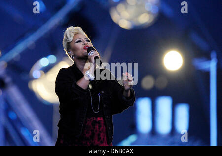 Cantante britannico Emeli Sande esegue durante la cerimonia di chiusura del London 2012 Giochi Olimpici di Londra, Gran Bretagna, 12 agosto 2012. Foto: Marius Becker dpa +++(c) dpa - Bildfunk+++ Foto Stock