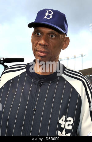 Los Angeles, CA. Stati Uniti d'America. Aprile 15, 2013 Ex Los Angeles Lakers e NBA Hall of Famer Kareem Abdul Jabbar sul campo prima della Major League Baseball gioco tra i Los Angeles Dodgers e il San Diego Padres al Dodger Stadium come Jackie Robinson Day è celebrato come ogni giocatore indossa il numero 42 in onore di ex Los Angeles Dodgers freat Jackie Robinson..Il San Diego Padres sconfiggere i Los Angeles Dodgers 6-3.Louis Lopez/CSM/Alamy Live News Foto Stock