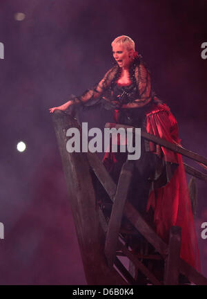 Il cantante Annie Lennox esegue durante la cerimonia di chiusura del London 2012 Giochi Olimpici presso lo Stadio Olimpico, Londra, Gran Bretagna, 12 agosto 2012. Foto: Michael Kappeler dpa +++(c) dpa - Bildfunk+++ Foto Stock