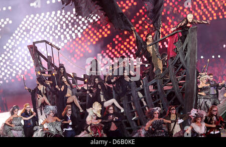 Il cantante Annie Lennox (top R) esegue durante la cerimonia di chiusura del London 2012 Giochi Olimpici presso lo Stadio Olimpico, Londra, Gran Bretagna, 12 agosto 2012. Foto: Michael Kappeler dpa +++(c) dpa - Bildfunk+++ Foto Stock