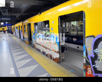 Una formazione sotterranea resta non funzionante a Constitucion stazione, Buenos Aires, Argentina, 8 agosto 2012. Lo sciopero a rete della metropolitana della città di Buenos Aires è entrato nella sua decima Giornata, in mezzo ad un sempre più intenso clima di scontro politico tra il livello nazionale e i governi cityl, 13 agosto 2012. Foto: Pedro Luis/dpa/AU Foto Stock