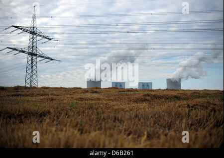 Il fumo sale da torri di raffreddamento del nuovo RWE power station in Grevenbroich-Neurath, Germania, 15 agosto 2012. Fornitore di energia RWE mettere due nuovi carbone marrone powered unità di alimentazione in funzione ufficialmente. Il costo di impianto 2,7 miliardi di euro per buils e si suppone che per ridurre le emissioni di anidride carbonica da sei milioni di tonnellate annally. Foto: FEDERICO GAMBARINI Foto Stock