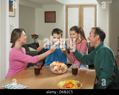 Famiglia a mangiare il gelato insieme Foto Stock