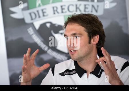 Benjamin Chatton, manager del TSV Hannover Burgdorf, colloqui nel corso di una conferenza stampa a Hannover, Germania, 15 agosto 2012. Dopo un ampio rilancio del mercato, il club sarà conosciuta come 'Die Recken - TSV Hannover Burgdorf' in futuro. Foto: Emily Wabitsch Foto Stock