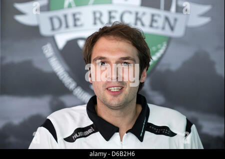 Benjamin Chatton, manager del TSV Hannover Burgdorf, colloqui nel corso di una conferenza stampa a Hannover, Germania, 15 agosto 2012. Dopo un ampio rilancio del mercato, il club sarà conosciuta come 'Die Recken - TSV Hannover Burgdorf' in futuro. Foto: Emily Wabitsch Foto Stock