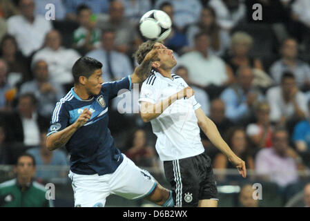 Germania Thomas Mueller (r) il sistema VIES per la palla con Argentina del Rojo durante la loro cordiale partita di calcio al Commerzbank-Arena in Frankfurt / Main, Germania , 15 agosto 2012. Foto: Arne Dedert dpa/i +++(c) dpa - Bildfunk+++ Foto Stock