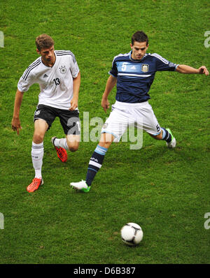 Argentina Fernando Gago (R) il sistema VIES per la palla con la Germania Thomas Mueller durante il cordiale partita di calcio tra Germania e Argentina al Commerzbank-Arena in Frankfurt/Main, Germania, 15 agosto 2012. Foto: Frank Kleefeldt Foto Stock