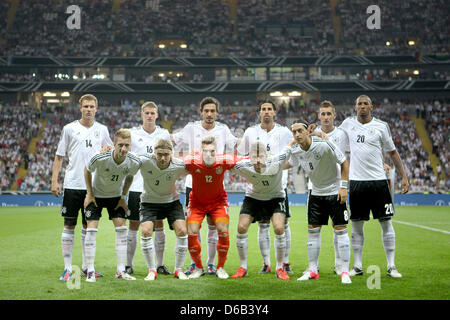 In Germania la squadra nazionale con Holger Badstuber BACKROW (L-R), Lars Bender, Mats Hummels, Sami Khedira, MiIroslav Klose, Jerome Boateng e Marco Reus (fila anteriore L-R), Marcel Schmelzer, portiere Ron-Robert Zieler, Thomas Mueller e Mesut Oezil posa per la foto del team internazionale di fronte alla partita di calcio tra Germania e Argentina al Commerzbank-Arena in Francoforte sul Meno, Foto Stock