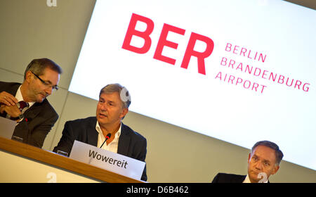 Il Ministropresidente della lo stato federale tedesco del Brandeburgo Matthias Platzeck (L), il sindaco di Berlino Klaus Wowereit (C) e aeroporto di Berlino-Brandeburgo direttore Rainer Schwarz assistere ad una riunione di consiglio della Berlin Brandenburg (BER) società aeroporto di Schoenefeld, Germania, 16 agosto 2012. Rimane poco chiaro se l'aeroporto, che ha già sperimentato diversi gravi ritardi, w Foto Stock