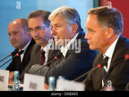 Rainer Bomba, Segretario di Stato presso il Ministero federale dei trasporti, dell'Edilizia e dello sviluppo urbano (L), il Ministropresidente della lo stato federale tedesco del Brandeburgo Matthias Platzeck (2-L), il sindaco di Berlino Klaus Wowereit (2-R) e aeroporto di Berlino-Brandeburgo direttore Rainer Schwarz assistere ad una riunione di consiglio della Berlin Brandenburg (BER) società aeroporto di Schoenefeld, Germania, 16 Foto Stock