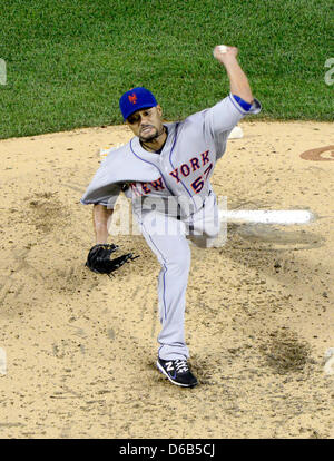 New York Mets pitcher Johan Santana (57) passi per Washington cittadini sinistra fielder Michael Morse nel quarto inning contro i cittadini di Washington a cittadini Park a Washington D.C. il venerdì 17 agosto, 2012. Morse ha lanciato il passo a destra al centro campo per un grand slam..Credit: Ron Sachs / CNP.(restrizione: NO New York o New Jersey quotidiani o giornali entro un 7 Foto Stock