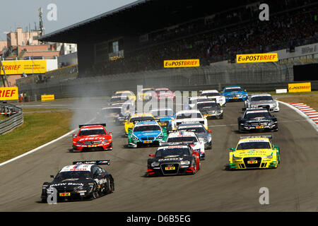 Canadian racing driver Bruno Spengler (L) della BMW conduce dopo l'inizio della sesta gara del German Touring Car Masters (DTM) al Nuerburgring, Gerrmany, 19 agosto 2012. Foto: JUERGEN tocca Foto Stock