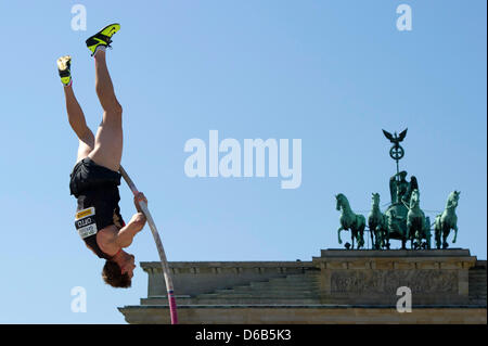 Polo tedesco vaulter Bjoern Otto salta sopra il bar nella parte anteriore della porta di Brandeburgo dopo un tentativo fallito di Berlino, Germania, 19 agosto 2012. La Germania ha vinto l'evento. Stati Uniti d'America è venuto in secondo luogo, la Russia in terza. La sfida del team è stato intitolato "Berlin vola!". I partecipanti provenienti da Germania, Stati Uniti, Francia e Russia hanno partecipato all'evento. Foto: MARC TIRL Foto Stock