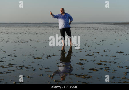 Ambiente tedesco il Ministro Peter ALTMAIER sorge nel fango appartamenti durante un tour attraverso il Mare del Nord durante la bassa marea vicino Friedrichskoog-Spitze, Germania, 19 agosto 2012. Il ministro Altmaier attualmente è su un energia, ambiente e summer tour attraverso Schleswig-Holstein, Bassa Sassonia e Renania settentrionale-Vestfalia. Foto: Marcus Brandt Foto Stock