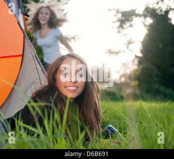 Ragazza adolescente posa in tenda al campeggio Foto Stock
