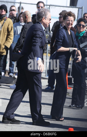 Annette Bening e Warren Beatty i film 2011 Lo Spirito indipendente Awards tenutosi presso la spiaggia di Santa Monica - arrivi al di fuori di Los Foto Stock