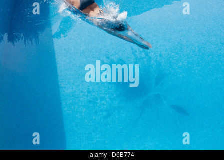 Donna di nuoto in piscina Foto Stock
