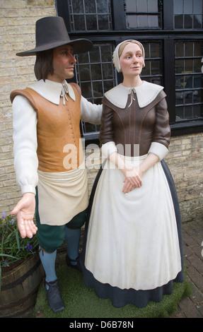 Le figure di un uomo e di una donna al di fuori di Oliver Cromwell house di Ely, Cambridgeshire, Inghilterra Foto Stock