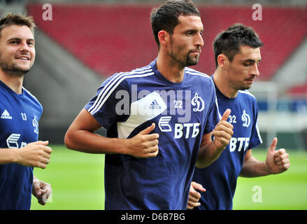 Dinamo di Mosca Vladimir Granat (L-R), Kevin Kuranyi e Marko Lomic pratiche a Mercedes Benz Arena di Stoccarda, Germania, 21 agosto 2012. VfB Stuttgart giocherà dinamo Mosca nella prima manche del quarto round delle qualifiche per l'Europa League il 22 agosto 2012. Foto: JAN-PHILIPP STROBEL Foto Stock