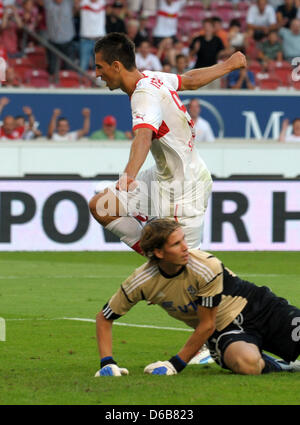 Stuttgart, Vedad Ibisevic (top) punteggi 1-0 contro la dinamo Mosca del portiere Anton Shunin durante la prima tappa dell'Europa League qualifica di play-off partita di calcio VfB Stuttgart vs Dinamo Mosca a VfB stadio Arena di Stoccarda, Germania, 22 agosto 2012. Foto: Marijan Murat dpa/lsw +++(c) dpa - Bildfunk+++ Foto Stock