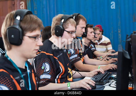 I visitatori usano il computer presso il Campus Party Europa a Berlino, Germania, 22 agosto 2012. Dal 21 al 26 agosto 2012, la tecnologia festival avrà luogo per la prima volta in Germania. 10.000 programmatori, i giocatori, i blogger e gli inventori si riuniranno presso l'ex aeroporto Tempelhof di Berlino. L evento è stato inaugurato nel 1997 in Spagna. Foto: Sandra Weller Foto Stock