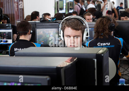 I visitatori usano il computer presso il Campus Party Europa a Berlino, Germania, 22 agosto 2012. Dal 21 al 26 agosto 2012, la tecnologia festival avrà luogo per la prima volta in Germania. 10.000 programmatori, i giocatori, i blogger e gli inventori si riuniranno presso l'ex aeroporto Tempelhof di Berlino. L evento è stato inaugurato nel 1997 in Spagna. Foto: Sandra Weller Foto Stock