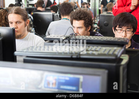 I visitatori usano il computer presso il Campus Party Europa a Berlino, Germania, 22 agosto 2012. Dal 21 al 26 agosto 2012, la tecnologia festival avrà luogo per la prima volta in Germania. 10.000 programmatori, i giocatori, i blogger e gli inventori si riuniranno presso l'ex aeroporto Tempelhof di Berlino. L evento è stato inaugurato nel 1997 in Spagna. Foto: Sandra Weller Foto Stock