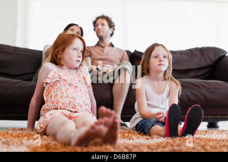 Famiglia di guardare la televisione insieme Foto Stock