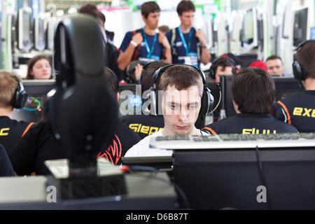 I visitatori usano il computer presso il Campus Party Europa a Berlino, Germania, 22 agosto 2012. Dal 21 al 26 agosto 2012, la tecnologia festival avrà luogo per la prima volta in Germania. 10.000 programmatori, i giocatori, i blogger e gli inventori si riuniranno presso l'ex aeroporto Tempelhof di Berlino. L evento è stato inaugurato nel 1997 in Spagna. Foto: Sandra Weller Foto Stock