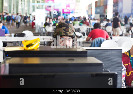 I visitatori usano il computer presso il Campus Party Europa a Berlino, Germania, 22 agosto 2012. Dal 21 al 26 agosto 2012, la tecnologia festival avrà luogo per la prima volta in Germania. 10.000 programmatori, i giocatori, i blogger e gli inventori si riuniranno presso l'ex aeroporto Tempelhof di Berlino. L evento è stato inaugurato nel 1997 in Spagna. Foto: Sandra Weller Foto Stock