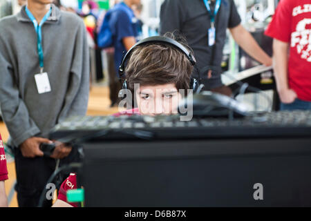 I visitatori usano il computer presso il Campus Party Europa a Berlino, Germania, 22 agosto 2012. Dal 21 al 26 agosto 2012, la tecnologia festival avrà luogo per la prima volta in Germania. 10.000 programmatori, i giocatori, i blogger e gli inventori si riuniranno presso l'ex aeroporto Tempelhof di Berlino. L evento è stato inaugurato nel 1997 in Spagna. Foto: Sandra Weller Foto Stock