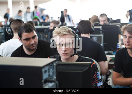 I visitatori usano il computer presso il Campus Party Europa a Berlino, Germania, 22 agosto 2012. Dal 21 al 26 agosto 2012, la tecnologia festival avrà luogo per la prima volta in Germania. 10.000 programmatori, i giocatori, i blogger e gli inventori si riuniranno presso l'ex aeroporto Tempelhof di Berlino. L evento è stato inaugurato nel 1997 in Spagna. Foto: Sandra Weller Foto Stock