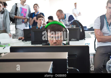 I visitatori usano il computer presso il Campus Party Europa a Berlino, Germania, 22 agosto 2012. Dal 21 al 26 agosto 2012, la tecnologia festival avrà luogo per la prima volta in Germania. 10.000 programmatori, i giocatori, i blogger e gli inventori si riuniranno presso l'ex aeroporto Tempelhof di Berlino. L evento è stato inaugurato nel 1997 in Spagna. Foto: Sandra Weller Foto Stock