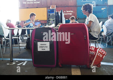 I visitatori usano il computer presso il Campus Party Europa a Berlino, Germania, 22 agosto 2012. Dal 21 al 26 agosto 2012, la tecnologia festival avrà luogo per la prima volta in Germania. 10.000 programmatori, i giocatori, i blogger e gli inventori si riuniranno presso l'ex aeroporto Tempelhof di Berlino. L evento è stato inaugurato nel 1997 in Spagna. Foto: Sandra Weller Foto Stock