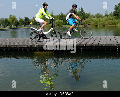 Due modelli in bici sulla fiera della bicicletta expo Eurobike a Friedrichshafen, Germania, 23 agosto 2021 Eurobike è il più grande del mondo di bicicletta expo e corre dal 29 agosto al 01 settembre 2012. Foto: FRANZISKA KRAUFMANN Foto Stock