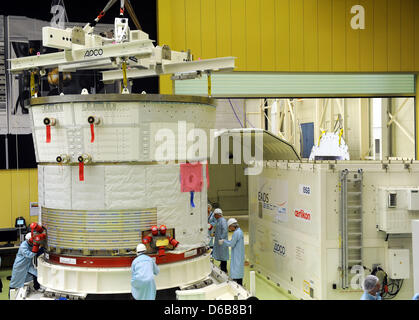 S/C modulo della navetta spaziale ATV-4 'Albert Einstein' è caricato nel suo contenitore di trasporto in camera bianca della società aerospaziale Astrium Ltd. in Bremen, Germania, 23 agosto 2012. Il modulo verrà poi trasportato via nave per lo spazio europeo port Kourou in Guiana francese. L'inizio dell'Automated Transfer Vehicle (ATV) su un razzo Ariane 5 è prevista per febbraio 2013 Foto Stock