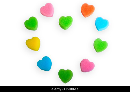 Telaio a forma di cuore sono fatte di multi-colored hearts su sfondo bianco Foto Stock