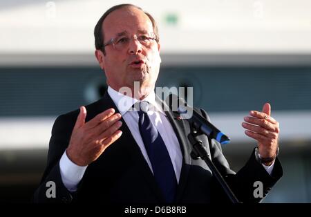 Il Presidente francese Francois Hollande parla ai rappresentanti dei media presso la cancelleria federale all'inizio di una riunione di lavoro a Berlino, Germania, 23 agosto 2012. Foto: KAY NIETFELD Foto Stock