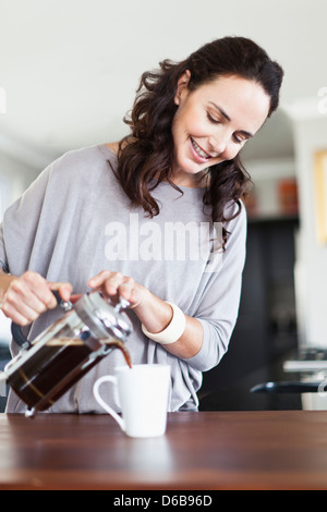 Donna fare french press caffè Foto Stock