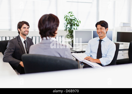 Imprenditori parlano in ufficio Foto Stock