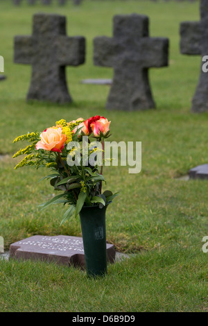 Bouquet di fiori nel cimitero militare tedesco di La Cambe, Frace. 21,222 soldati tedeschi (Battaglia di Normandia) vi sono sepolti. Foto Stock