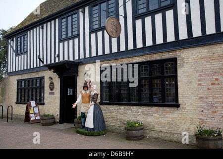 Le figure di un uomo e di una donna al di fuori di Oliver Cromwell house di Ely, Cambridgeshire, Inghilterra Foto Stock